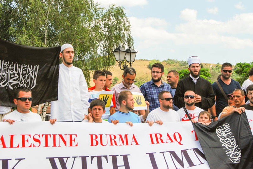 Par stotina pripadnika islamske veroispovesti mirno je prošetalo ulicama grada