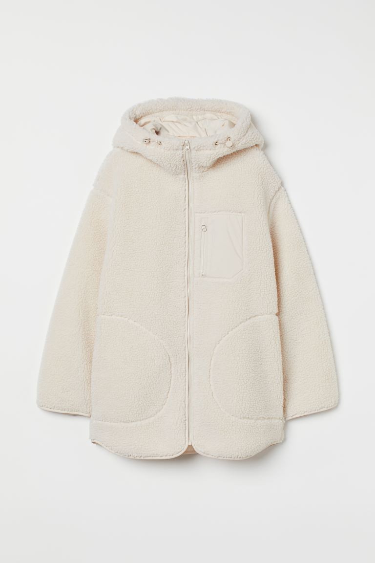 Le manteau teddy autrement: veste douillette avec capuche de H&M pour environ 50 francs. 