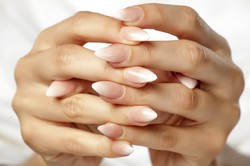 Supermodny następca frencha: manicure baby boomer hitem jesieni 2019