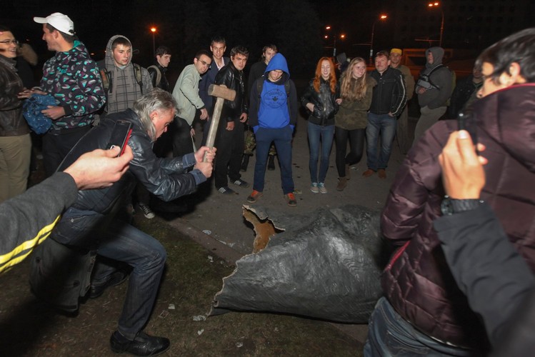 Powalony pomnik Lenina w Charkowie