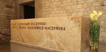Szok! Dodatkowa trumienka w sarkofagu Kaczyńskich