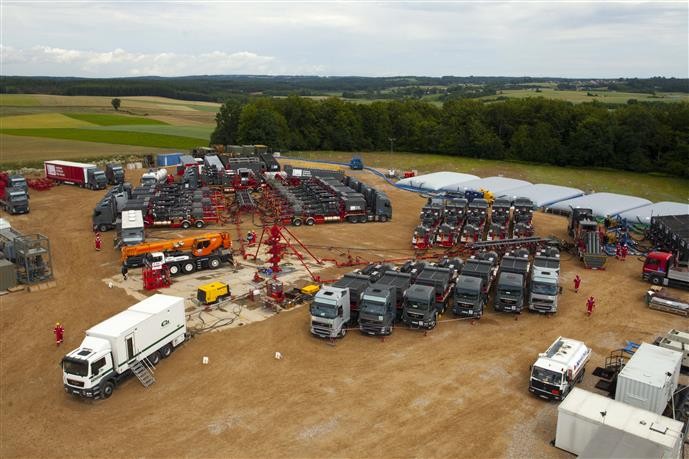 Szczeliny przecinające skały łupkowe umożliwiają wydostanie się z nich uwięzionego wcześniej gazu. Gaz zawarty w skale napływa tym sposobem do szczelin i wędruje dalej głównym tunelem aż na powierzchnię.
