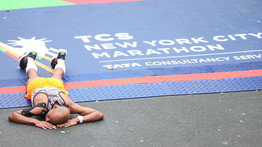 Erőtlenül esett össze a célban a 42 éves maratonfutó