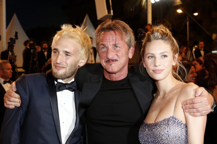 Sean Penn z córką Dylan Frances Penn i synem Hopperem Penn na premierze filmu 'The Last Face'