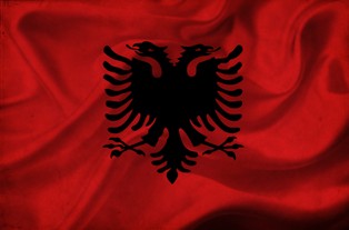 Raj, gdzieś na samym dnie piekła. O izolacji komunistycznej Albanii [RECENZJA]