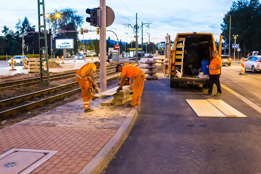 Nocą remontują ul. Jana Pawła II