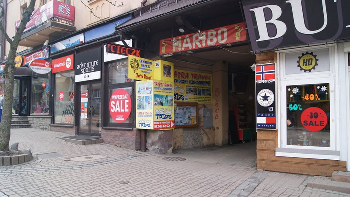 O reklamowym chaosie panującym na reprezentacyjnej ulicy Zakopanego pod Tatrami mówi się od wielu miesięcy.  Nie udały się pierwsze próby uchwalenia parku kulturowego na Krupówkach, którego projekt zaproponował burmistrz miasta. Dzisiaj rajcy postanowili na czerwiec przenieść głosowanie nad projektem przygotowanym przez grupę radnych.