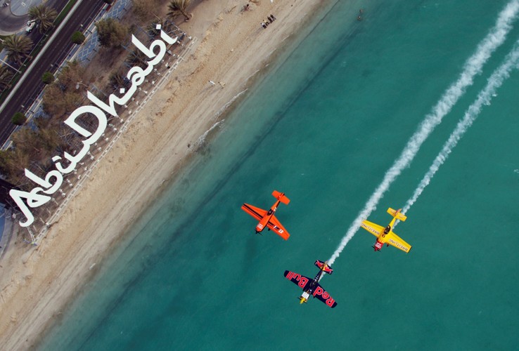 W stolicy naftowego raju urządza się niesamowite pokazy powietrzne