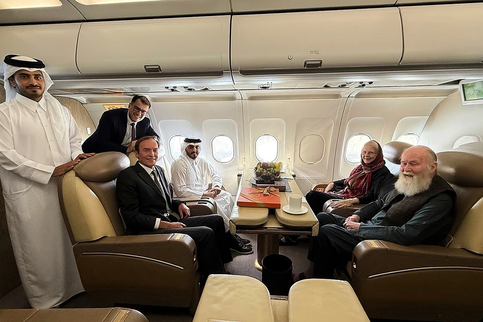 Piter i Barbi Rejnolds su avionom prebačeni u katarsku prestonicu