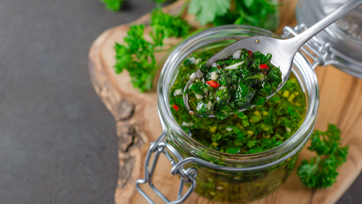 <strong>Chimichurri</strong> – jest argentyńską wersja zielonego ziołowego sosu, zwanego salsa verde. Podstawowym składnikiem przepisu na <strong>chimichurri </strong>jest natka pietruszki, można zastąpić oregano. W tym wypadku oregano dodajemy w mniejszej ilości, niż natkę pietruszki. Składniki niezbędne to także czosnek, papryczka chilli (może być świeża lub sproszkowana) oraz oliwa i ocet. Zioła siekamy razem z czosnkiem, następnie dodajemy oliwę oraz przyprawy wedle uznania. Sos można wzmocnić smakiem, dodając kolendrę, również bazylię czy szczypior. <strong>Sos chimichurri</strong>, jeśli ma być dodatkiem do ryby, wtedy ocet zastępuje sok z cytryny. Ilości poszczególnych składników stosujemy wedle własnych upodobań. Czosnek wzmacnia intensywność smaku, więc dodajemy z umiarem.