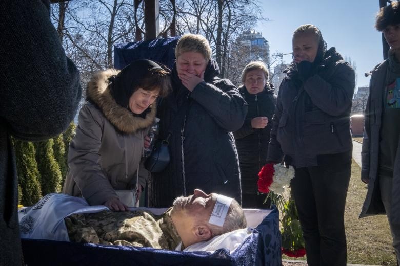 Żona i najbliżsi żegnają na cmentarzu w Kijowie Siergieja Gonczarenkę, żołnierzego zabitego podczas walk pod Kijowem