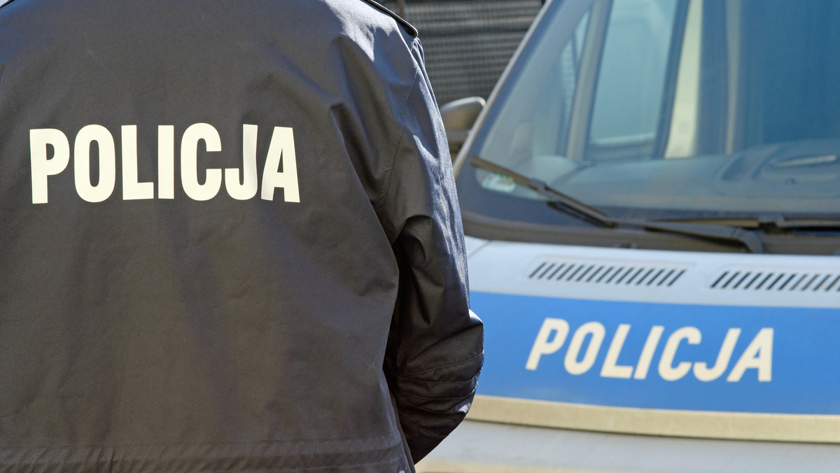 Laboratorium do produkcji mefedronu zlikwidowali policjanci w Ostrowi Mazowieckiej. W akcji uczestniczyli policyjni antyterroryści. Zatrzymano trzech 23-latków podejrzanych o wytwarzanie dużych ilości narkotyków - poinformował stołeczna policja.