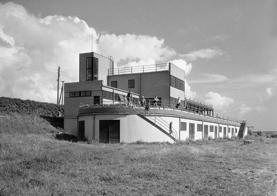 Przystań Wioślarska Wiślana Policyjnego Klubu Sportowego na Wybrzeżu Saskiej Kępy 1, Warszawa. Architekci Eugeniusz Piotrowski i Zygmunt Piotrowski. Budynek został zniszczony podczas II wojny światowej