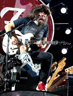 Noga w gipsie, a Dave Grohl i tak wymiata na scenie [ZDJĘCIA]