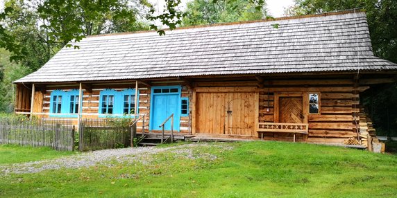 Dom w skansenie - na Orawie często spotykamy niebieski kolor okien