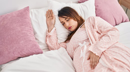 Jak spać w ciąży? Porada od położnej