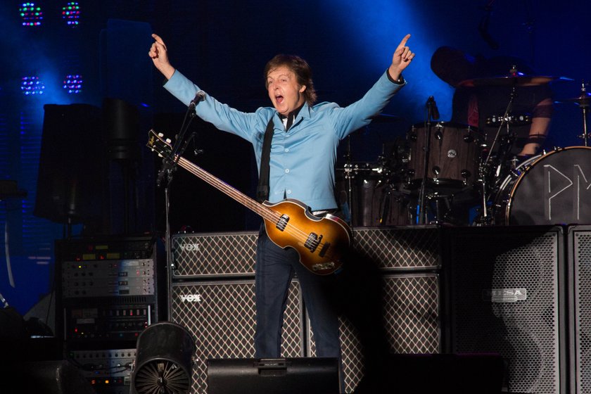 Sir Paul McCartney na scenie z gitarą 