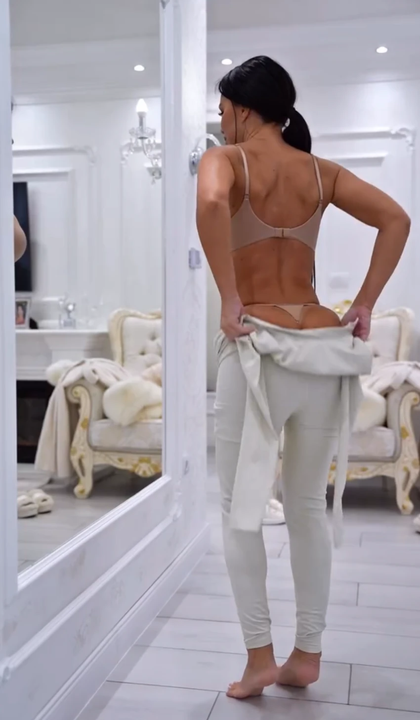 Stanija se snimala dok se presvlači, zadnjicu jedva uvukla u kombinezon: Ovako izgleda bez fotošopa