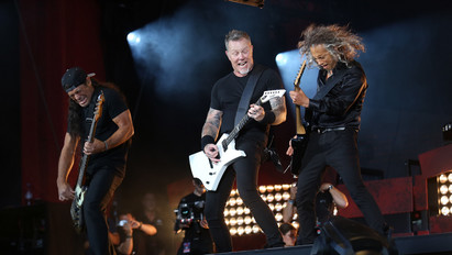 Micsoda meglepetés: ezzel a dallal kedveskedett prágai közönségének a Metallica – videó