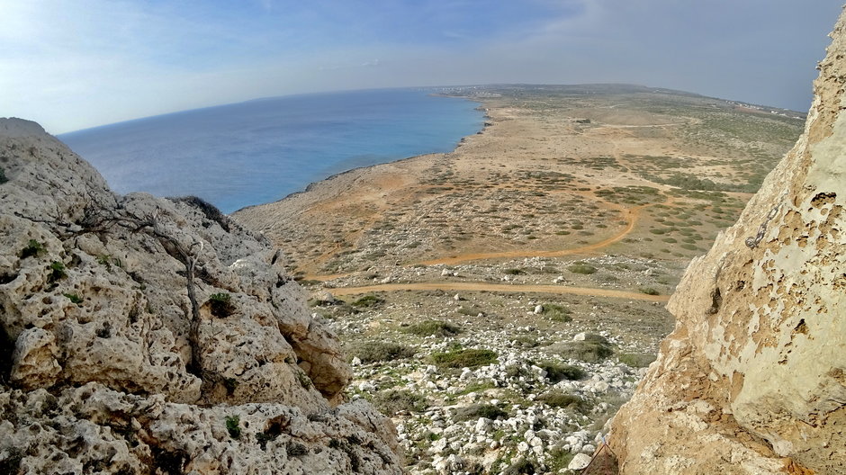 Widok ze wzgórza Cape Greco wgłąb lądu. Wschodnia część Cypru