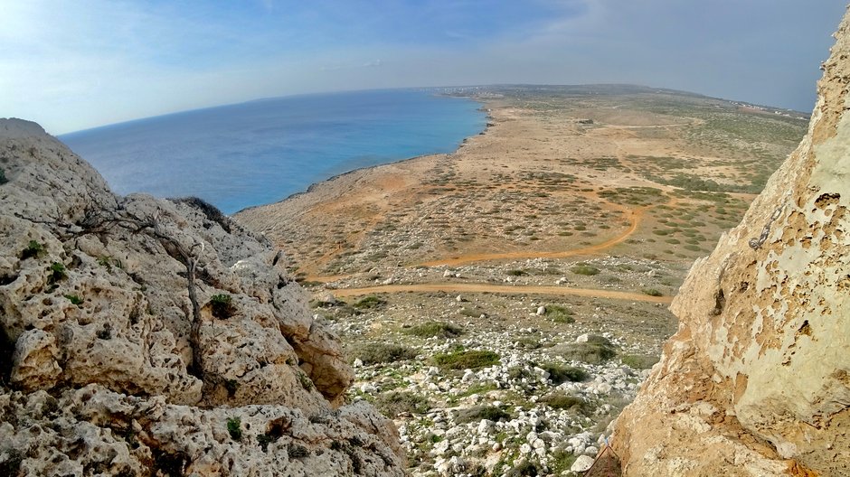 Widok ze wzgórza Cape Greco wgłąb lądu. Wschodnia część Cypru