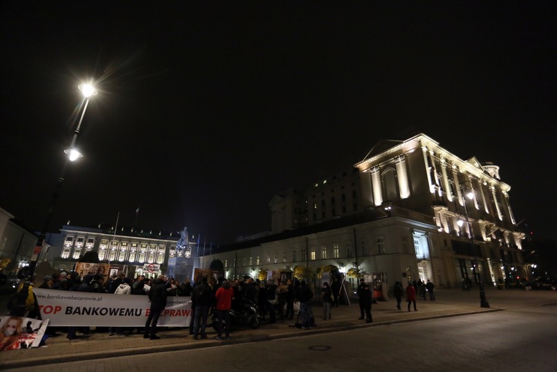 W połowie października Andrzej Duda mówił, że specjalny zespół w jego kancelarii pracuje nad projektem ustawy w sprawie frankowiczów. CZYTAJ WIĘCEJ