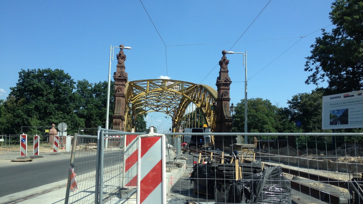 Już tylko dni pozostały do zakończenia przebudowy ul. Curie-Skłodowskiej we Wrocławiu. Ruch samochodów i tramwajów ma wrócić tu 16 sierpnia. Tydzień wcześniej już bez przeszkód będzie można za to jeździć mostem Zwierzynieckim.