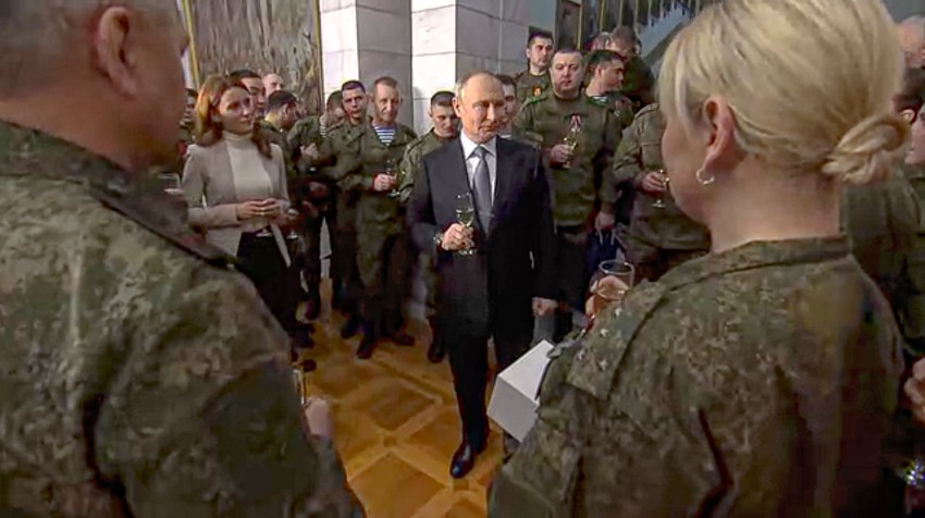 Putin sa vojnicima tokom posete štabu Južnog vojnog distrikta 31. decembra