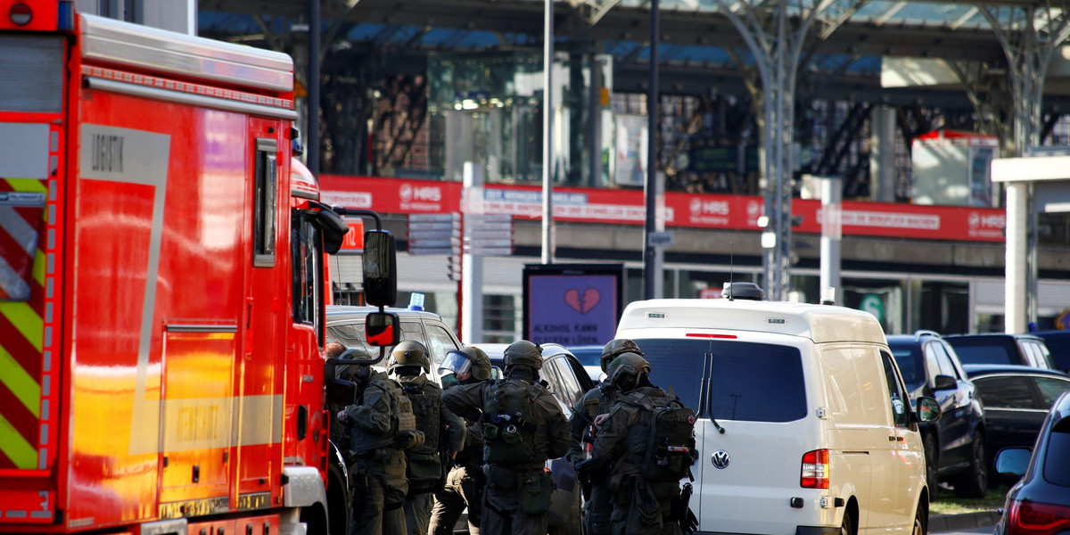 Groza na dworcu w Kolonii. Wziął zakładniczkę, została ranna