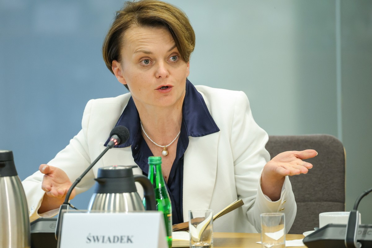 Wezwana na świadka, byłej minister przedsiębiorczości i technologii, była minister rozwoju i wiceprezes Rady Ministrów oraz w 2023 r. sekretarz stanu w Ministerstwie Funduszy i Polityki Regionalnej Jadwiga Emilewicz podczas posiedzenia komisji śledczej ds. afery wizowej, Sejmie w Warszawie