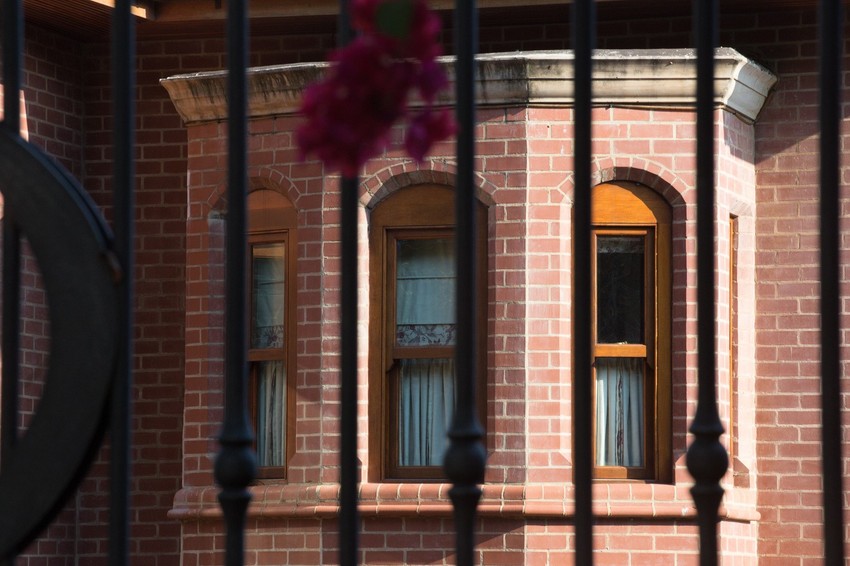 Kuća ima veliko dvorište i bazen