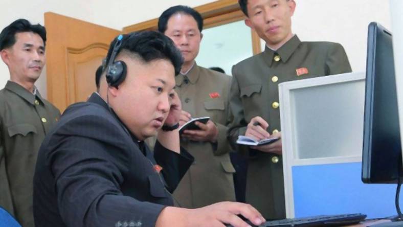 Przywódca Korei Płn. - Kim Jong Un - przed komputerem. Krajowa propaganda często pokazuje go jako człowieka biegłego we wszystkich dziedzinach - także nowych technologiach.