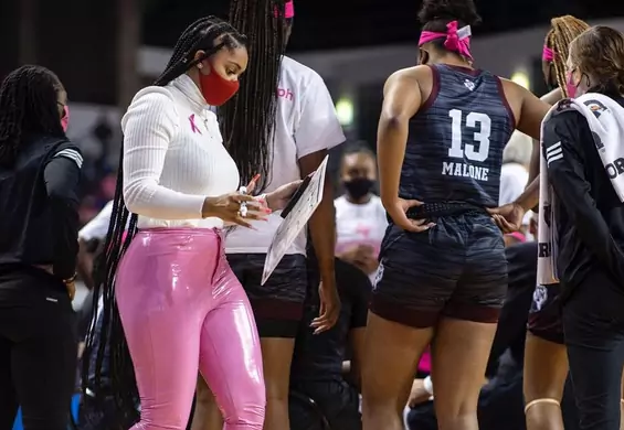 Trenerka w różowych spodniach? To wywołało falę krytyki. "Czują się nieswojo, gdy czarna kobieta ma władzę"