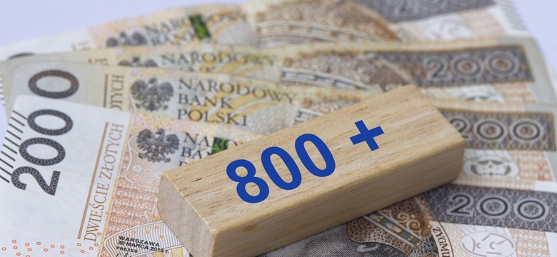 "Rodzina Bogiem silna". Fasadowy familizm a 800 plus