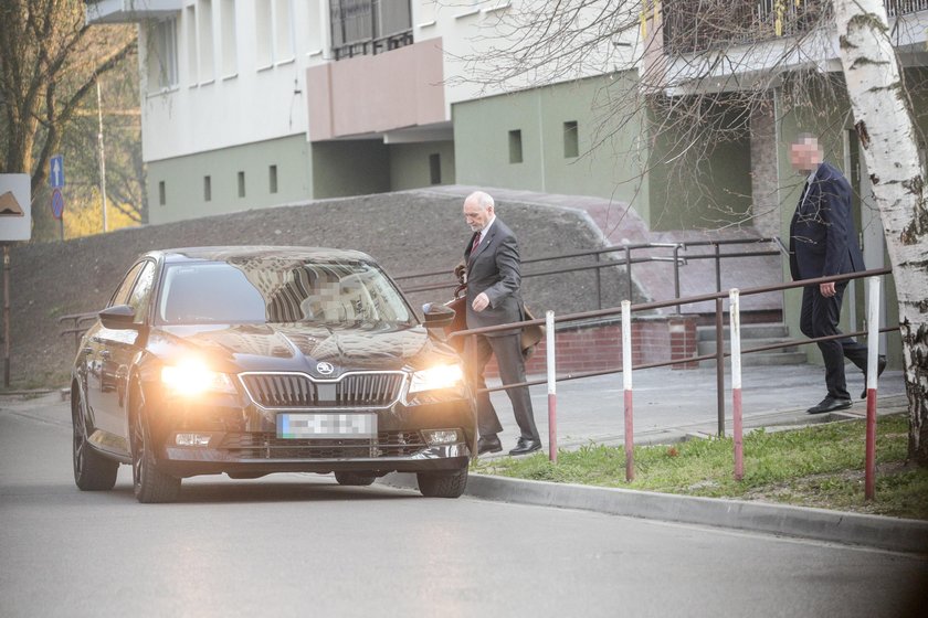 Macierewicz wozi się limuzyną i udaje, że pracuje