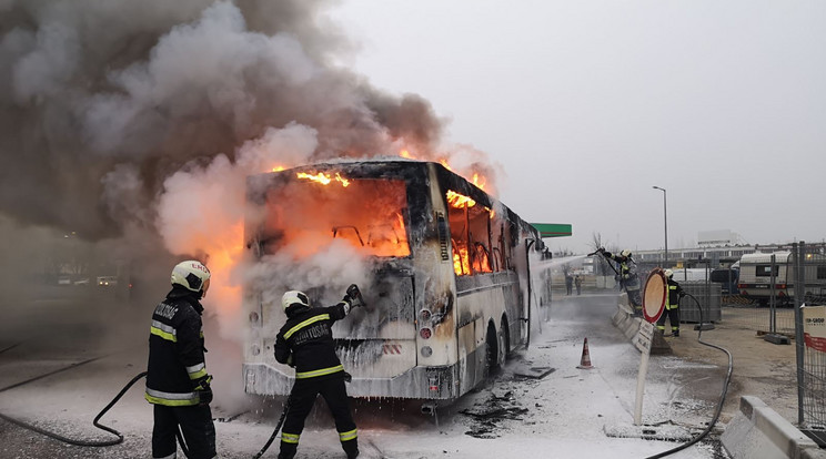 Kigyulladt egy autóbusz Budaörsön / PMKI Törökbálint Őrs