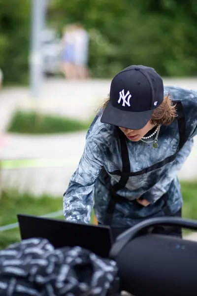 Alex dużo czasu spędza w trasie oraz w skateparkach.