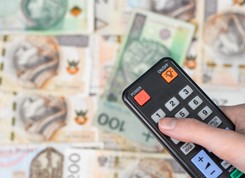 Seniorzy mogą zostać zmuszeni do zapłaty nawet 1500 zł. Jeśli tego nie zrobią, urząd skarbowy zajmie świadczenie