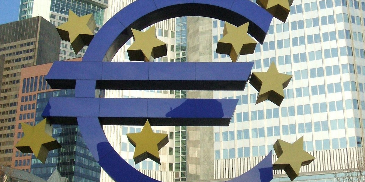 Symbol euro przed siedzibą EBC we Frankfurcie nad Menem