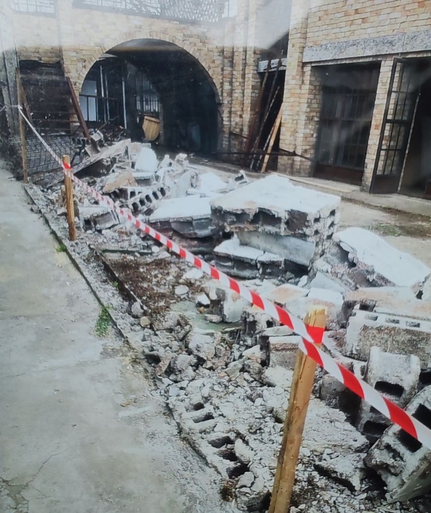 Rušenje starog zida u najužoj ulici