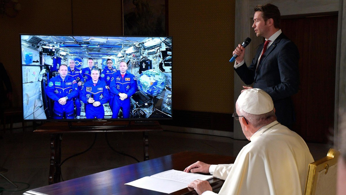 - Jesteście małym ONZ - mówił papież Franciszek podczas telemostu z sześcioma astronautami przebywającymi na Międzynarodowej Stacji Kosmicznej. Papież zadał im sześć pytań; jedno z nich dotyczyło ich wizji miejsca człowieka we wszechświecie.