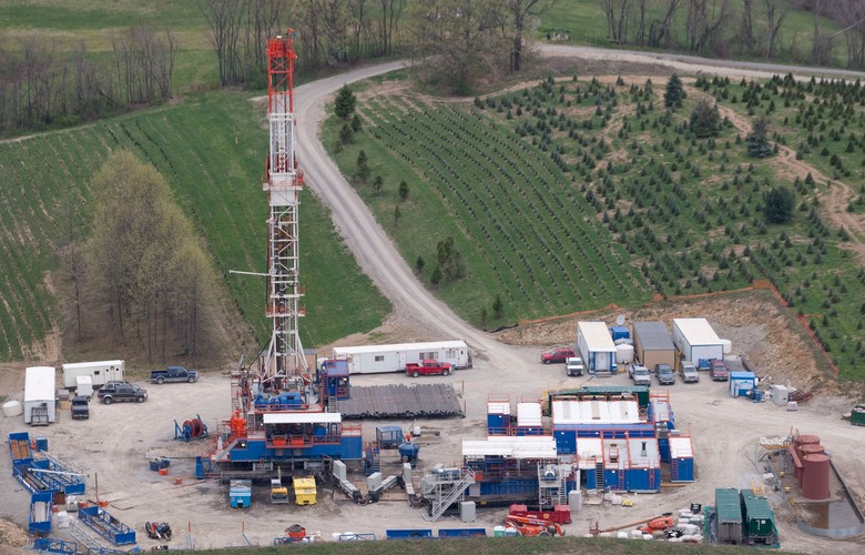 Wydobycie gazu z łupków. Stacja wydobywcza w okręgu Chartiers, hrabstwo Waszyngton w Pensylwanii, USA. Urządzenia służące do wydobycia gazu łupkowego należące do spółki wiertniczej Patterson-UTI.  foto: Andrew Harrer/Bloomberg