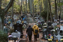 Sprzątanie grobów przed 1 listopada. Ile kosztuje w Warszawie, a ile w Krakowie?