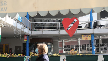 Ezért virít egy ember nagyságú piros szív Budapesten, a Fény utcai piacon – fotó