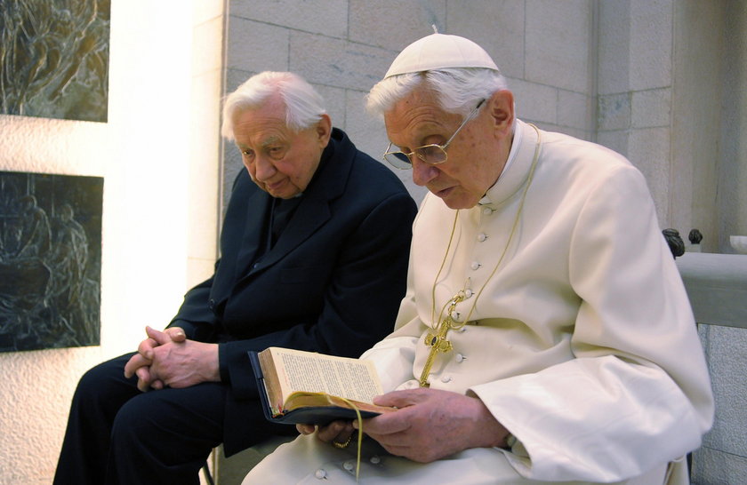 Benedykt XVI pojechał do Niemiec. Odwiedził ciężko chorego brata