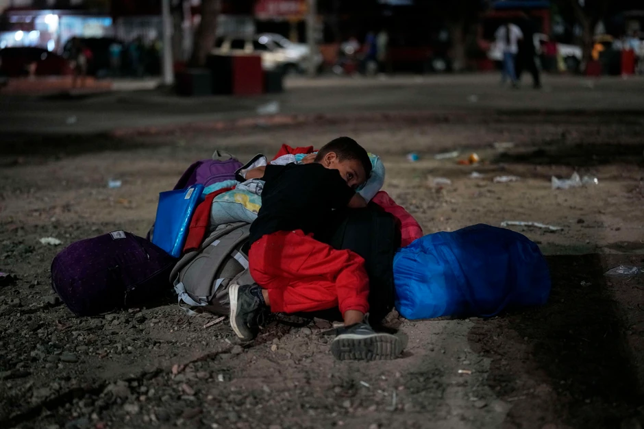 Ljudi izbegli od nasilja u gradovima širom regiona Katatumbo u Kolumbiji na stadionu u Kukuti 19. januara