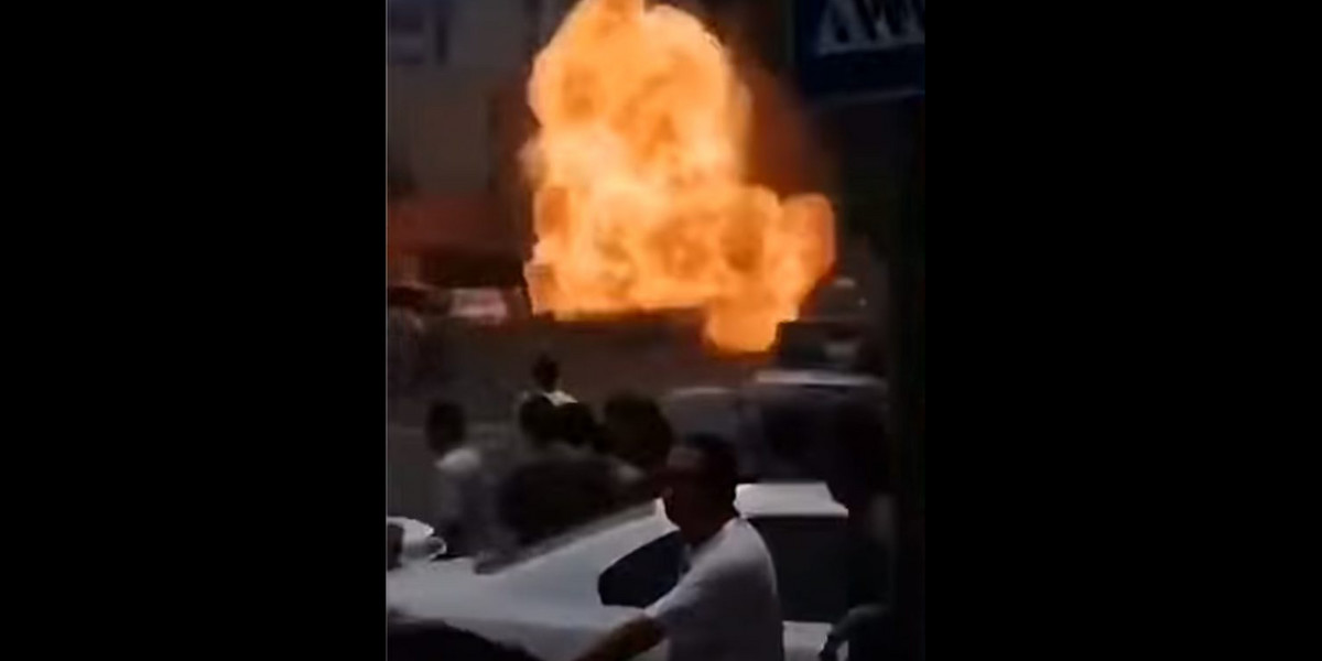 Chiny. Samochód matki Toyota stojący w korku nagle eksplodował