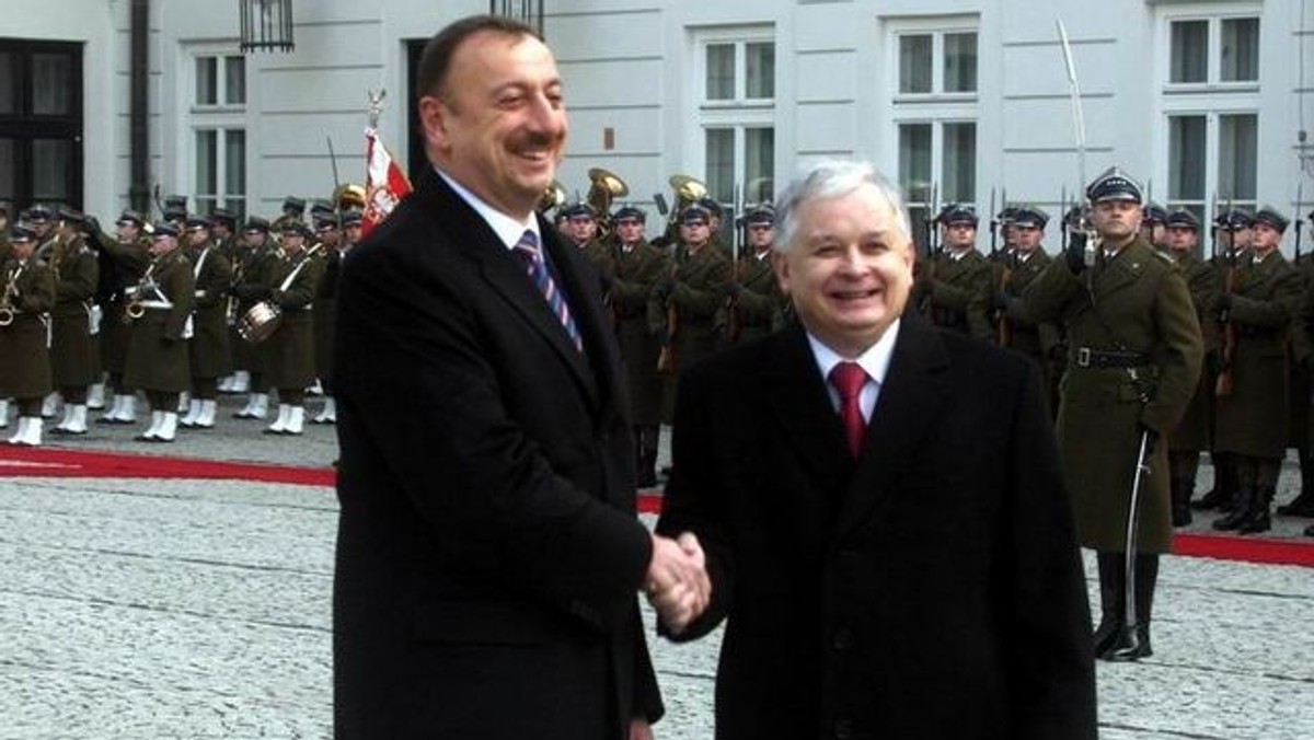 Artykuł Bartłomieja Krzysztana <a href="https://www.onet.pl/informacje/nowaeuropawschodnia/alijew-umacnia-wladze-militaryzm-i-nacjonalizm-pomagaja-budowac-rezim/k0dcfsn,30bc1058" id="ad1ce83e-7270-421f-8153-b4faa9524d98">"Alijew umacnia władzę. Militaryzm i nacjonalizm pomagają budować reżim"</a><em> </em>jest fałszywą próbą przedstawienia rzekomo "neutralnego" spojrzenia na konflikt ormiańsko-azerbejdżański. Fałszywą, ponieważ autor próbuje pozycjonować się jako "bezstronny" i "zewnętrzny" obserwator i "badacz", nie będąc nim w rzeczywistości.