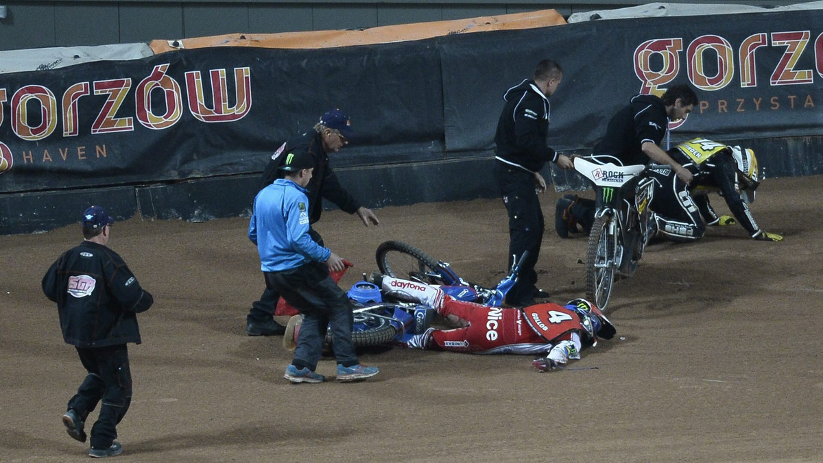 Tomasz Gollob uniknie operacji po dramatycznie wyglądającym wypadku, jakiemu uległ w sobotę podczas GP Skandynawii. Kraksa z udziałem Polaka, którego głowa została uderzona przez motor, zmroziła krew w żyłach kibiców, a u Golloba stwierdzono wstrząśnienie mózgu. W poniedziałek menedżer żużlowca poinformował, że obejdzie się bez zaangażowania chirurgów.