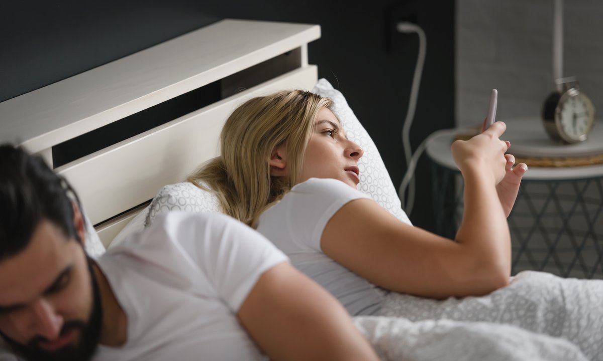 Nie rób tego od razu po przebudzeniu. Psycholog ostrzega przed popularnym nawykiem
